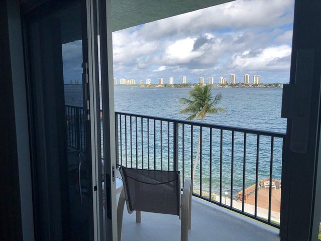 3040 Lake Shore Drive 504, Riviera Beach, FL 33404