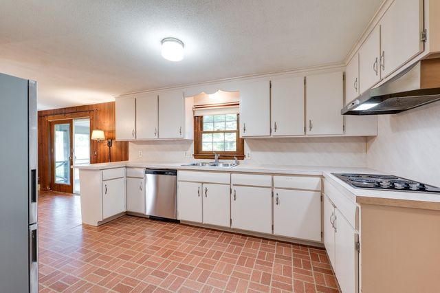 29 Indian Spring Rd, East Longmeadow, MA 01028
