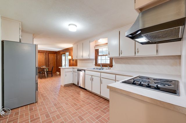 29 Indian Spring Rd, East Longmeadow, MA 01028
