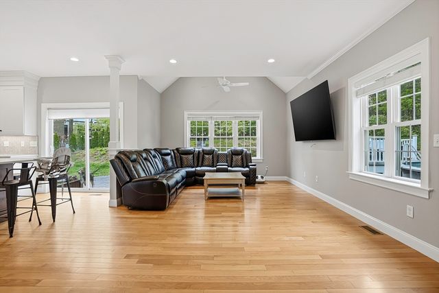 38 Gikas Ln, Marlborough, MA 01752