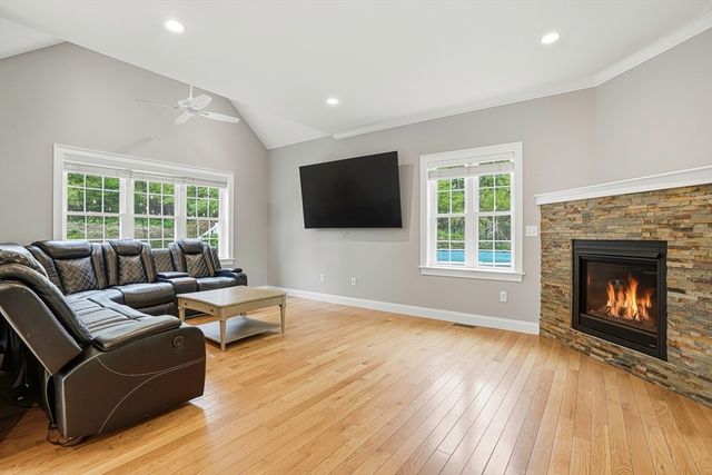 38 Gikas Ln, Marlborough, MA 01752