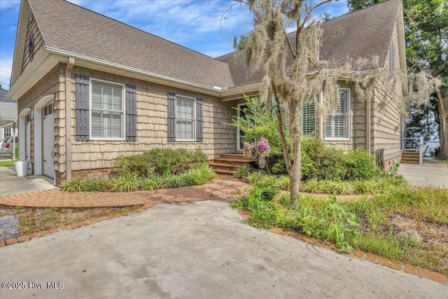 814 Canal Cove Road, Lake Waccamaw, NC 28450