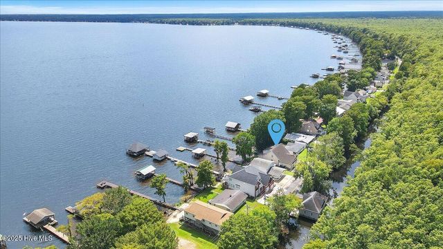 814 Canal Cove Road, Lake Waccamaw, NC 28450