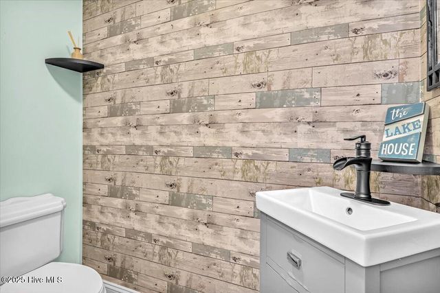 814 Canal Cove Road, Lake Waccamaw, NC 28450