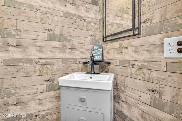 814 Canal Cove Road, Lake Waccamaw, NC 28450