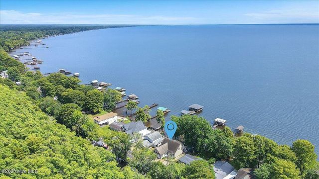 814 Canal Cove Road, Lake Waccamaw, NC 28450