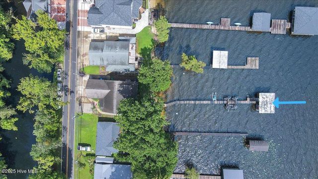 814 Canal Cove Road, Lake Waccamaw, NC 28450