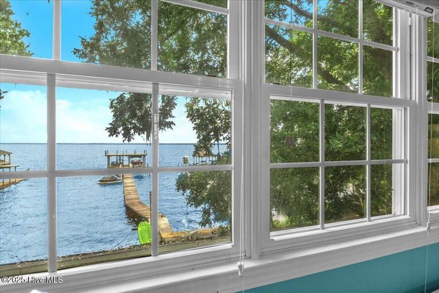 814 Canal Cove Road, Lake Waccamaw, NC 28450