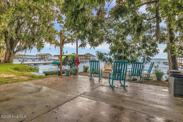 814 Canal Cove Road, Lake Waccamaw, NC 28450