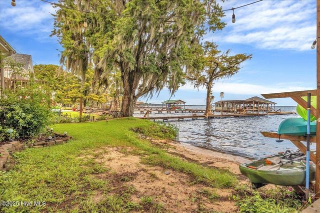 814 Canal Cove Road, Lake Waccamaw, NC 28450