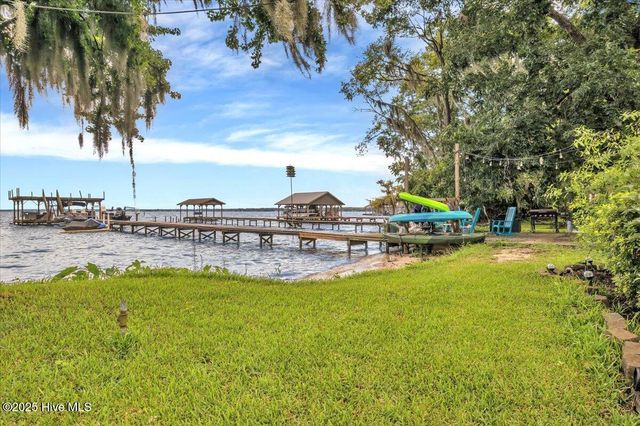 814 Canal Cove Road, Lake Waccamaw, NC 28450