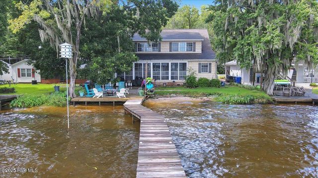 814 Canal Cove Road, Lake Waccamaw, NC 28450