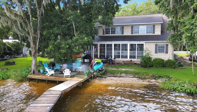 814 Canal Cove Road, Lake Waccamaw, NC 28450