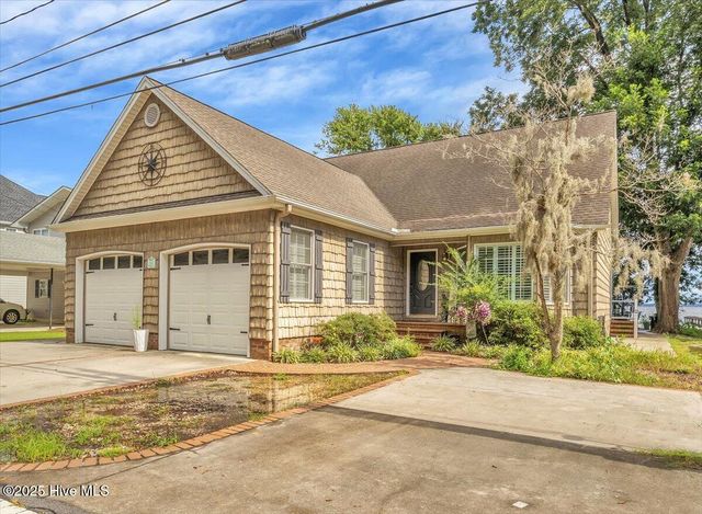 814 Canal Cove Road, Lake Waccamaw, NC 28450