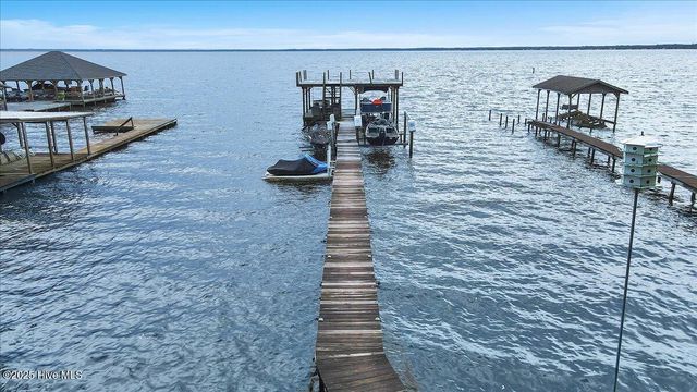 814 Canal Cove Road, Lake Waccamaw, NC 28450