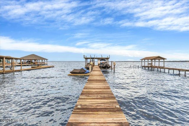 814 Canal Cove Road, Lake Waccamaw, NC 28450