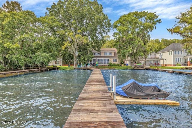 814 Canal Cove Road, Lake Waccamaw, NC 28450