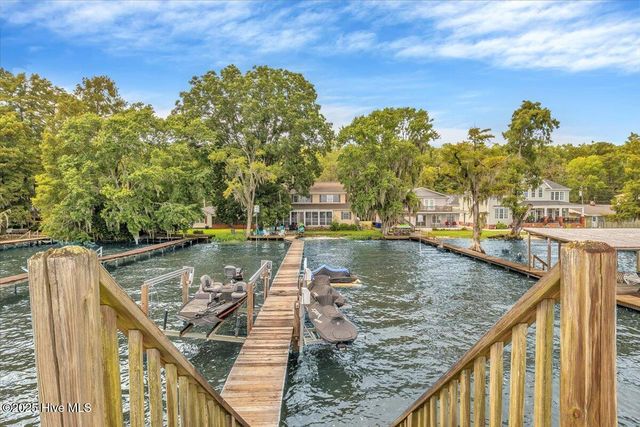 814 Canal Cove Road, Lake Waccamaw, NC 28450