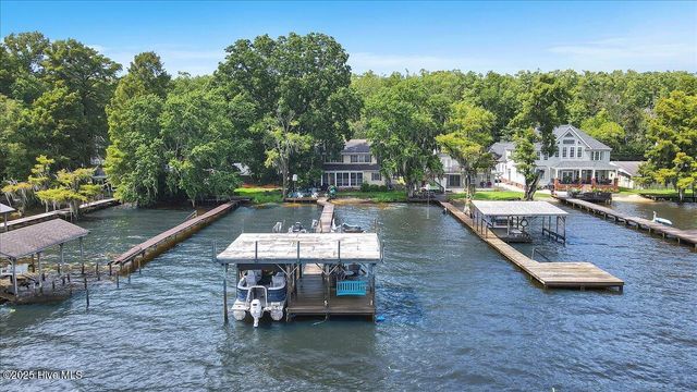 814 Canal Cove Road, Lake Waccamaw, NC 28450