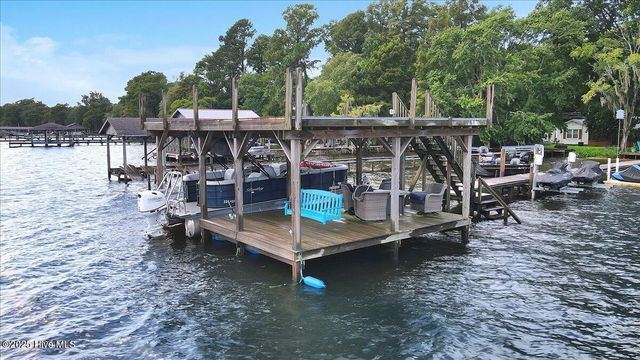 814 Canal Cove Road, Lake Waccamaw, NC 28450