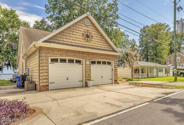 814 Canal Cove Road, Lake Waccamaw, NC 28450