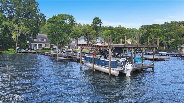 814 Canal Cove Road, Lake Waccamaw, NC 28450
