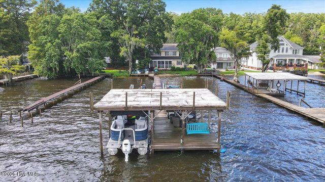 814 Canal Cove Road, Lake Waccamaw, NC 28450