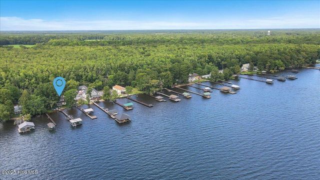 814 Canal Cove Road, Lake Waccamaw, NC 28450