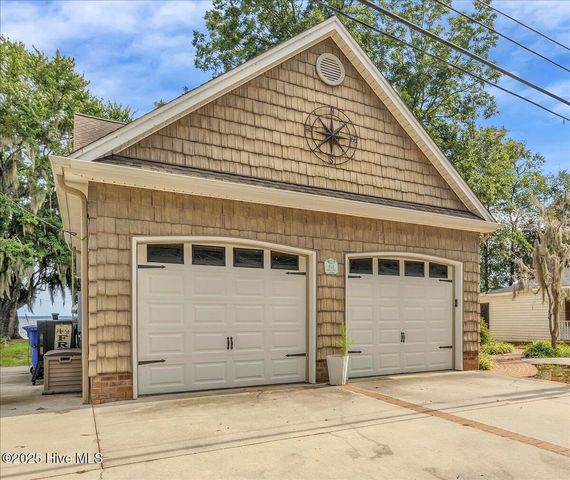 814 Canal Cove Road, Lake Waccamaw, NC 28450