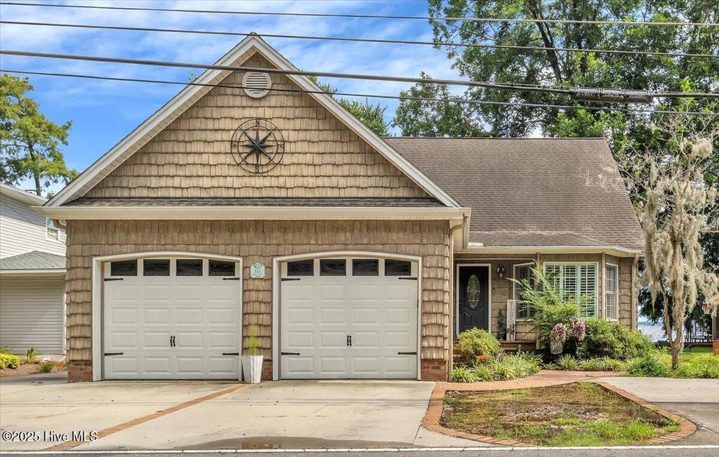 814 Canal Cove Road, Lake Waccamaw, NC 28450