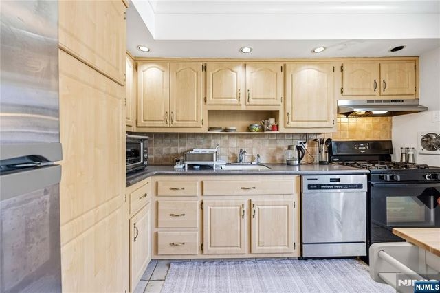 33 Mattocks Place, Closter, NJ 07624