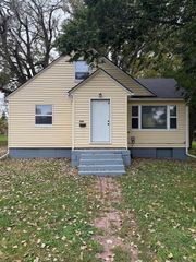 606 E Main Street, Marshall, MN 56258