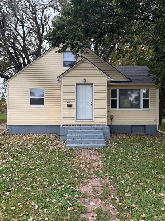 606 E Main Street, Marshall, MN 56258