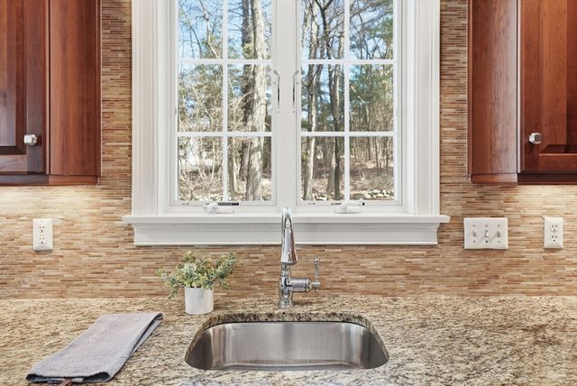 11 Longmeadow Way, Acton, MA 01720