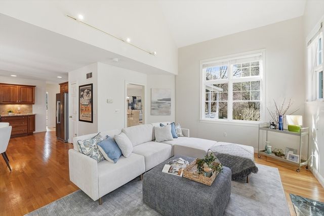 11 Longmeadow Way, Acton, MA 01720