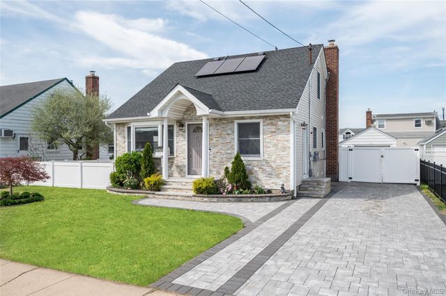 227 Columbus Parkway, Mineola, NY 11501