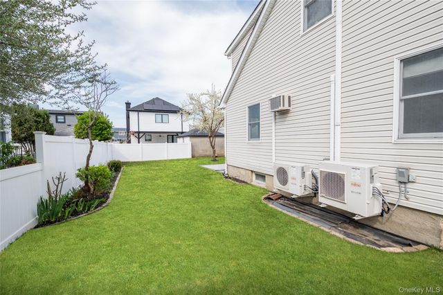 227 Columbus Parkway, Mineola, NY 11501