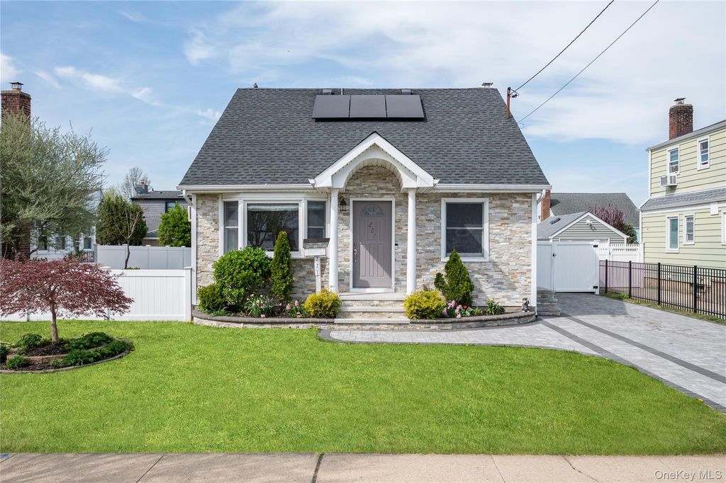 227 Columbus Parkway, Mineola, NY 11501