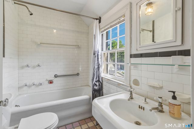 9 Bainbridge Road, West Hartford, CT 06119