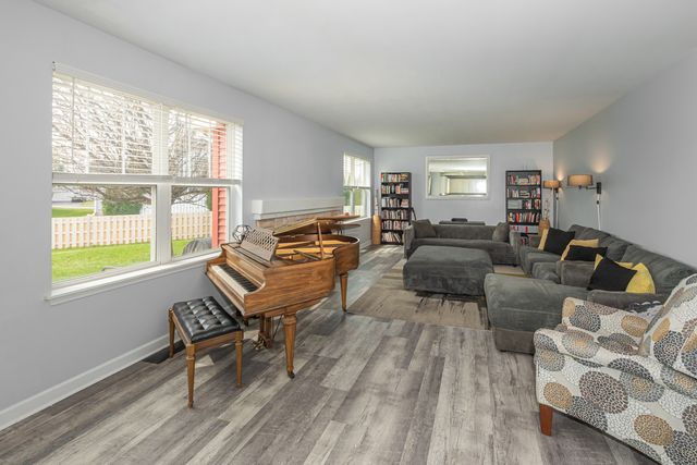 2868 Liberty Lakes Boulevard, Wauconda, IL 60084