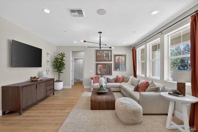 846 Buckley Dr, Santa Rosa, CA 95407