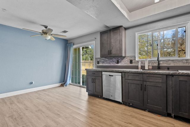 9745 Old Oregon Trail, Redding, CA 96003