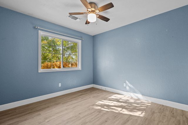 9745 Old Oregon Trail, Redding, CA 96003