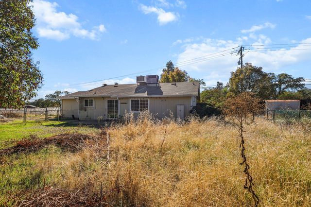 9745 Old Oregon Trail, Redding, CA 96003