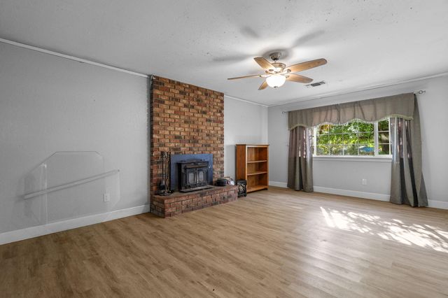 9745 Old Oregon Trail, Redding, CA 96003