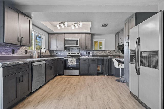 9745 Old Oregon Trail, Redding, CA 96003