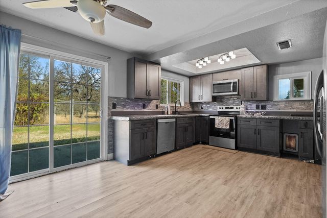 9745 Old Oregon Trail, Redding, CA 96003