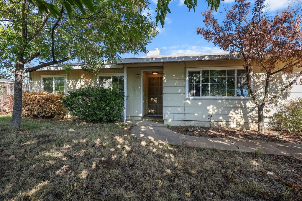 9745 Old Oregon Trail, Redding, CA 96003