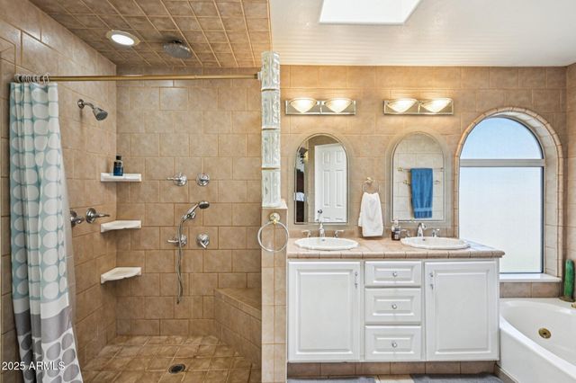 8362 W MICHELLE Drive, Peoria, AZ 85382