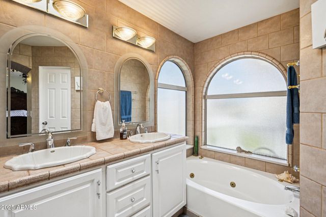 8362 W MICHELLE Drive, Peoria, AZ 85382